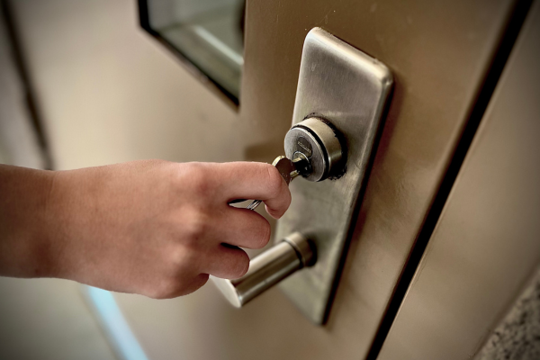 Ouverture de porte claquée en Bretagne